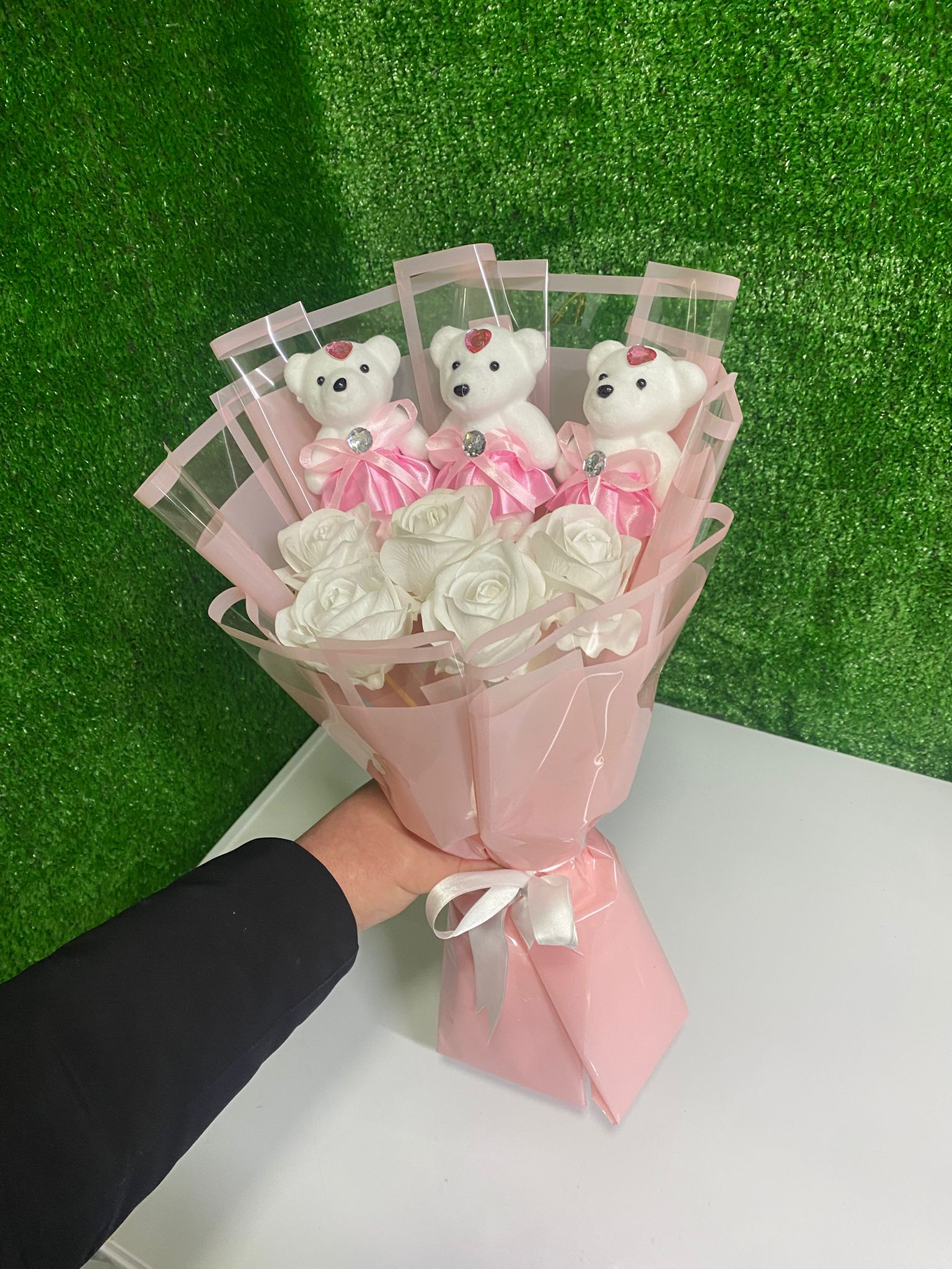 Sevimli Ayıcıklı Beyaz Gül Buketi (Pembe Tasarım)